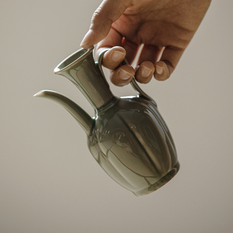 Vas ceramic pentru vin cu lotus, lucrat manual, Yaozhou, în stil Song, glazură plum-green