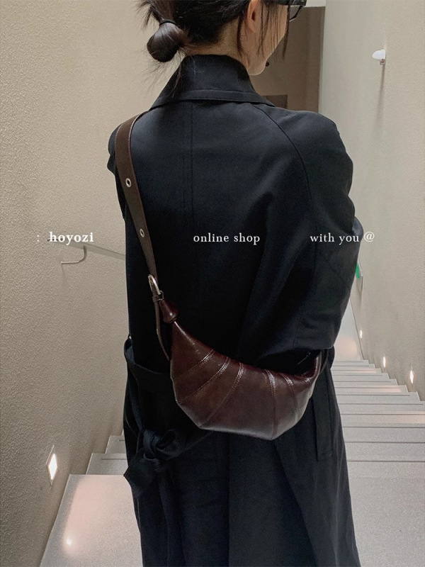 Vintage smeđa torbica u obliku roga za žene, crossbody torba preko ramena, dumpling bag, proljeće 2025