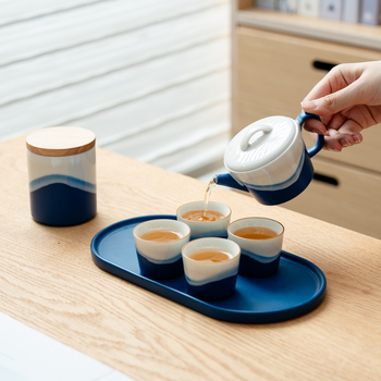 Ceainic ceramic în stil chinezesc de înaltă calitate pentru uz casnic, cu motiv munți-râuri în glazură albastru-alb, inspirat de Jian ware.