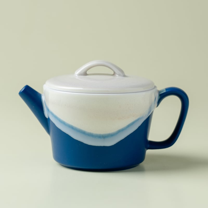 Ceainic ceramic în stil chinezesc de înaltă calitate pentru uz casnic, cu motiv munți-râuri în glazură albastru-alb, inspirat de Jian ware.