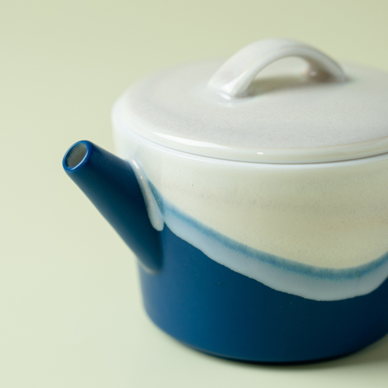 Ceainic ceramic în stil chinezesc de înaltă calitate pentru uz casnic, cu motiv munți-râuri în glazură albastru-alb, inspirat de Jian ware.