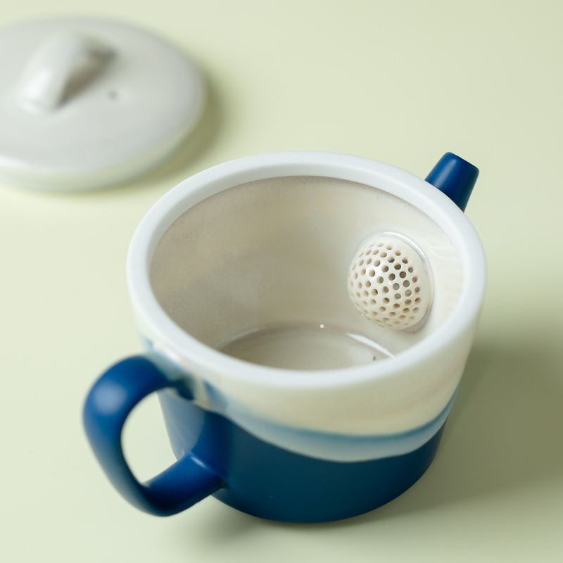 Ceainic ceramic în stil chinezesc de înaltă calitate pentru uz casnic, cu motiv munți-râuri în glazură albastru-alb, inspirat de Jian ware.