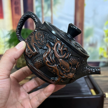 Ceainic din lut mov din Yunnan, lucrat manual, cu sculpturi detaliate ale dragonului și fenixului, poate fi ridicat și rotit, capacitate mare pentru uz casnic