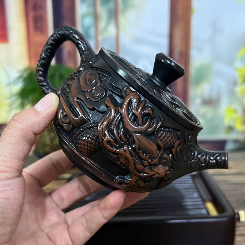 Ceainic din lut mov din Yunnan, lucrat manual, cu sculpturi detaliate ale dragonului și fenixului, poate fi ridicat și rotit, capacitate mare pentru uz casnic