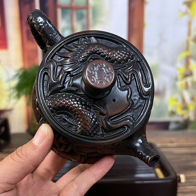 Ceainic din lut mov din Yunnan, lucrat manual, cu sculpturi detaliate ale dragonului și fenixului, poate fi ridicat și rotit, capacitate mare pentru uz casnic