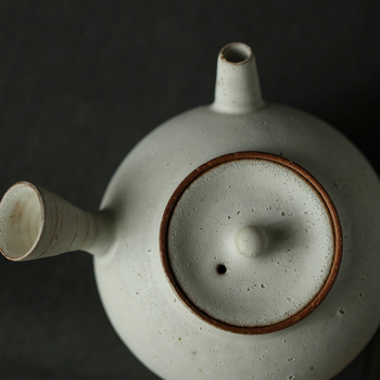 Ceainic din ceramică cu mâner lateral, formă tradițională, porțelan alb cu glazură pudrată, stil japonez simplu, sobru, wabi-sabi.