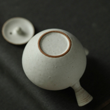 Ceainic din ceramică cu mâner lateral, formă tradițională, porțelan alb cu glazură pudrată, stil japonez simplu, sobru, wabi-sabi.