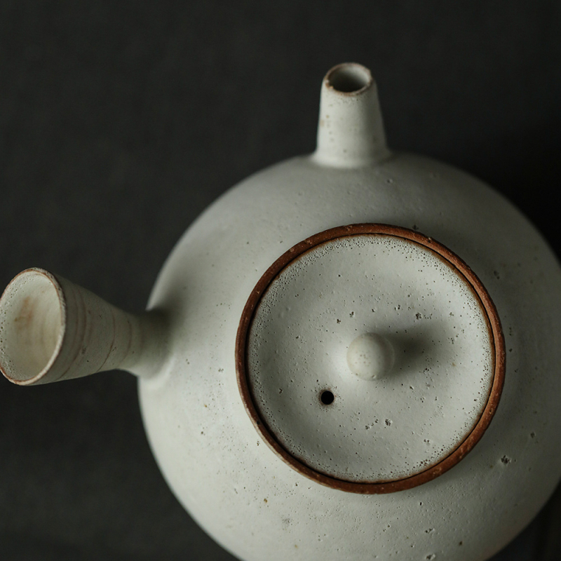 Ceainic din ceramică cu mâner lateral, formă tradițională, porțelan alb cu glazură pudrată, stil japonez simplu, sobru, wabi-sabi.