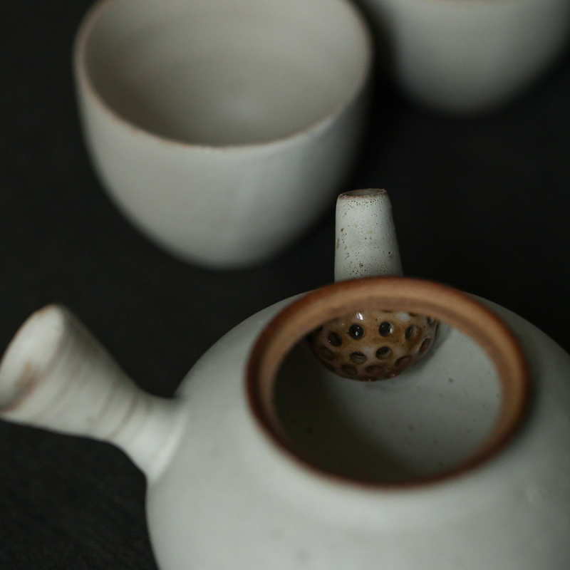 Ceainic din ceramică cu mâner lateral, formă tradițională, porțelan alb cu glazură pudrată, stil japonez simplu, sobru, wabi-sabi.