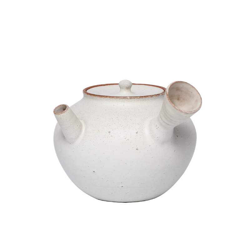 Ceainic din ceramică cu mâner lateral, formă tradițională, porțelan alb cu glazură pudrată, stil japonez simplu, sobru, wabi-sabi.