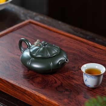 Ceainic din lut purpuriu Yixing – lucru manual, motiv broască și lotus, în lut verde