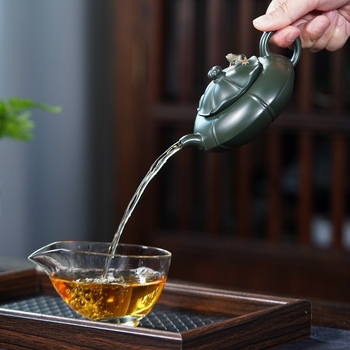 Ceainic din lut purpuriu Yixing – lucru manual, motiv broască și lotus, în lut verde