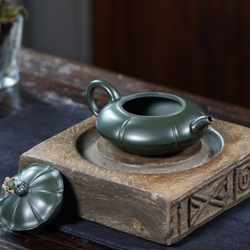 Ceainic din lut purpuriu Yixing – lucru manual, motiv broască și lotus, în lut verde