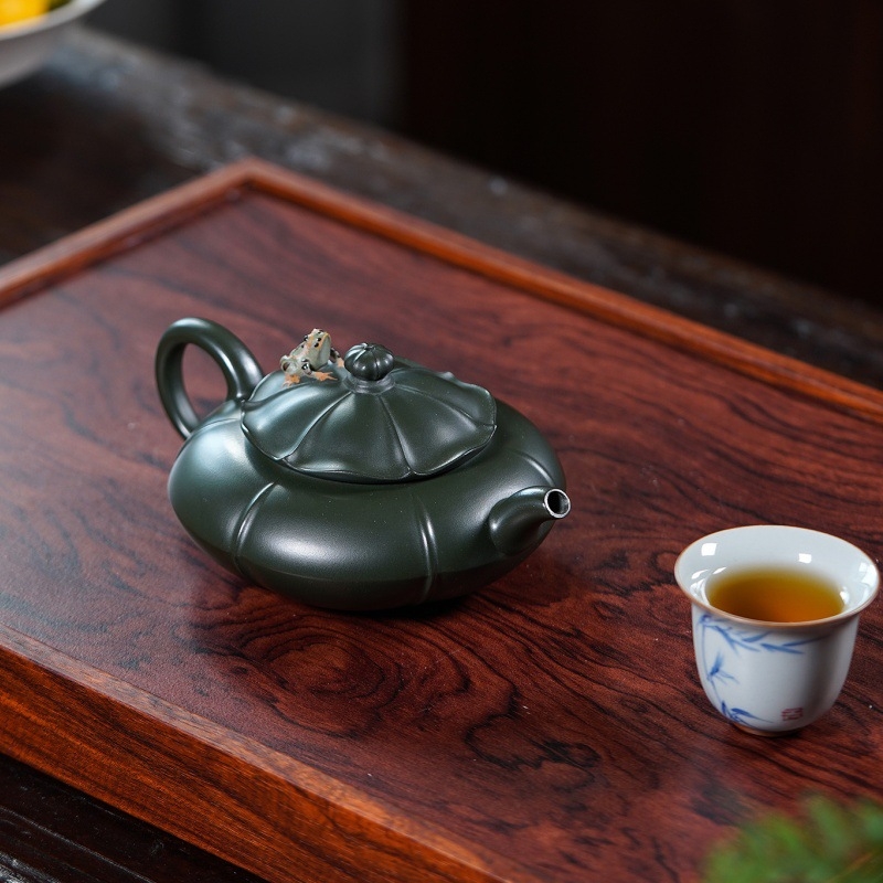 Ceainic din lut purpuriu Yixing – lucru manual, motiv broască și lotus, în lut verde