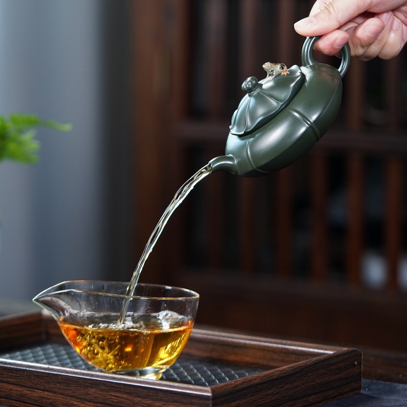 Ceainic din lut purpuriu Yixing – lucru manual, motiv broască și lotus, în lut verde