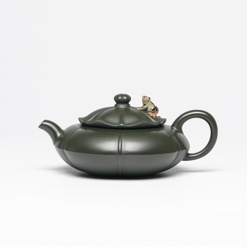 Ceainic din lut purpuriu Yixing – lucru manual, motiv broască și lotus, în lut verde