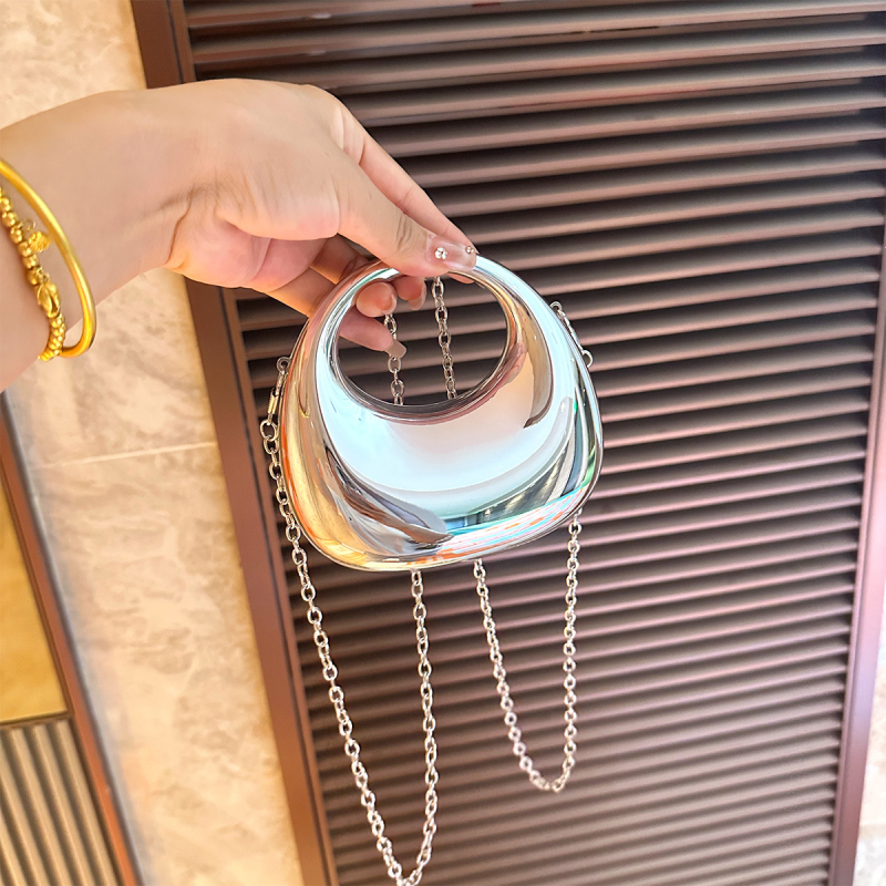 Ženska akrilna crossbody torbica u obliku polumjeseca, mini okrugla torbica s magnetskim zatvaračem i metalnim detaljima