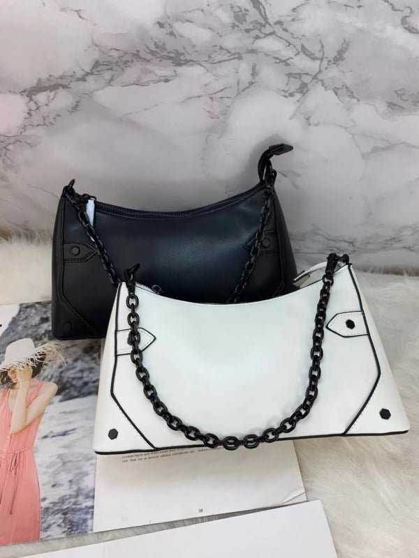 Ženska torba u stilu motocikla s lancem, crossbody, oblik polumjeseca
