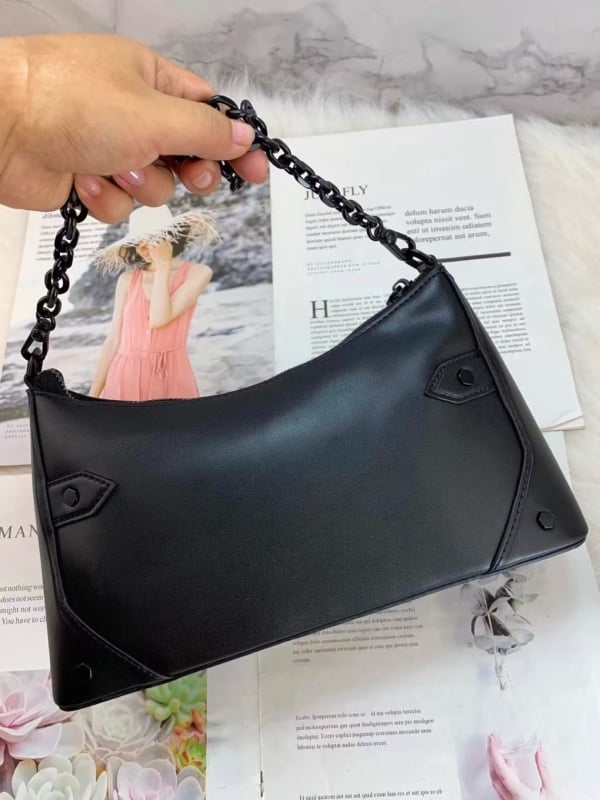 Ženska torba u stilu motocikla s lancem, crossbody, oblik polumjeseca