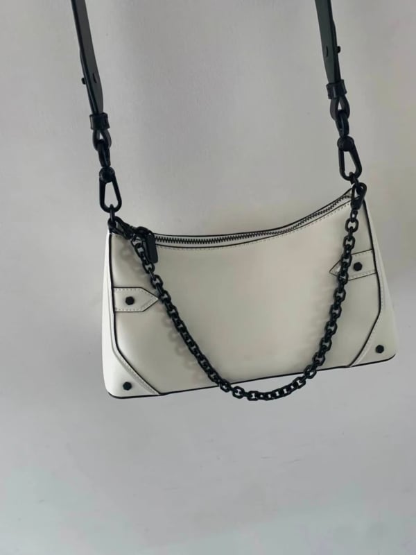 Ženska torba u stilu motocikla s lancem, crossbody, oblik polumjeseca