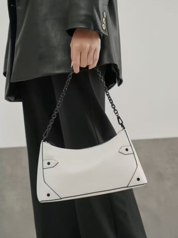 Ženska torba u stilu motocikla s lancem, crossbody, oblik polumjeseca
