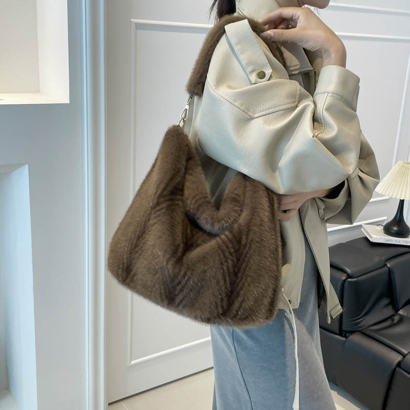 Ženska pliš torba bucket tote, velika zapremina, jesen-zima 2025 trend, gradska svakodnevna torba na rame
