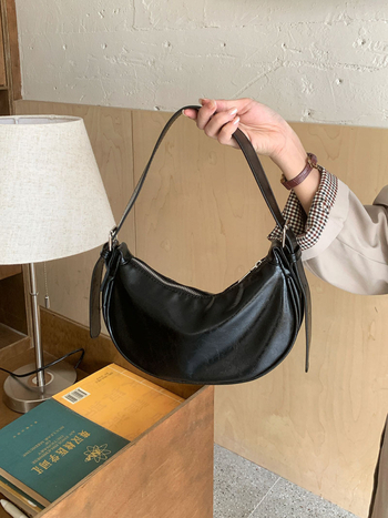 Ženska torbica pod pazuhom s korejskim nišnim dizajnom, 2026 jesen-zima, srebrna PU torbica za rame ili crossbody