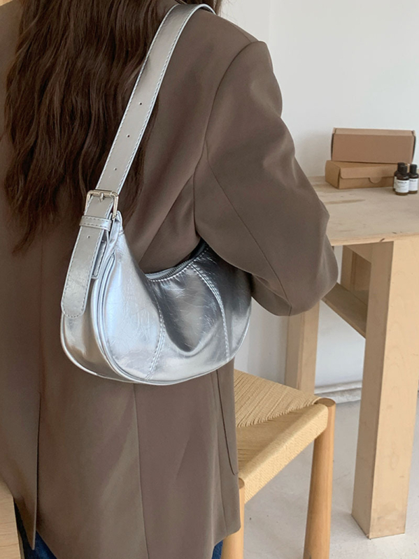 Ženska torbica pod pazuhom s korejskim nišnim dizajnom, 2026 jesen-zima, srebrna PU torbica za rame ili crossbody