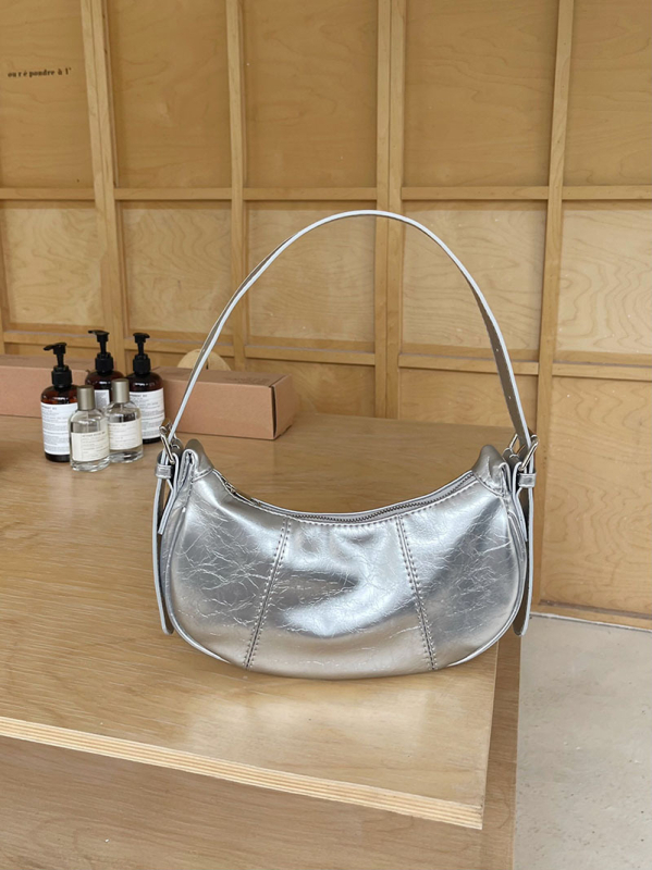 Ženska torbica pod pazuhom s korejskim nišnim dizajnom, 2026 jesen-zima, srebrna PU torbica za rame ili crossbody