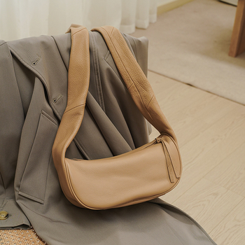 Ženska crossbody torbica od prave kože, polumjesnog oblika, velika kapaciteta