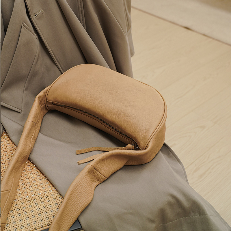 Ženska crossbody torbica od prave kože, polumjesnog oblika, velika kapaciteta