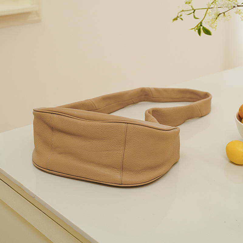 Ženska crossbody torbica od prave kože, polumjesnog oblika, velika kapaciteta