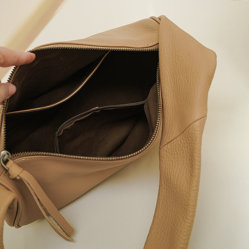 Ženska crossbody torbica od prave kože, polumjesnog oblika, velika kapaciteta