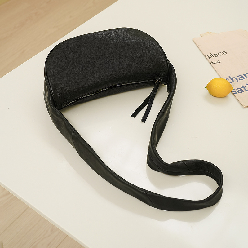 Ženska crossbody torbica od prave kože, polumjesnog oblika, velika kapaciteta