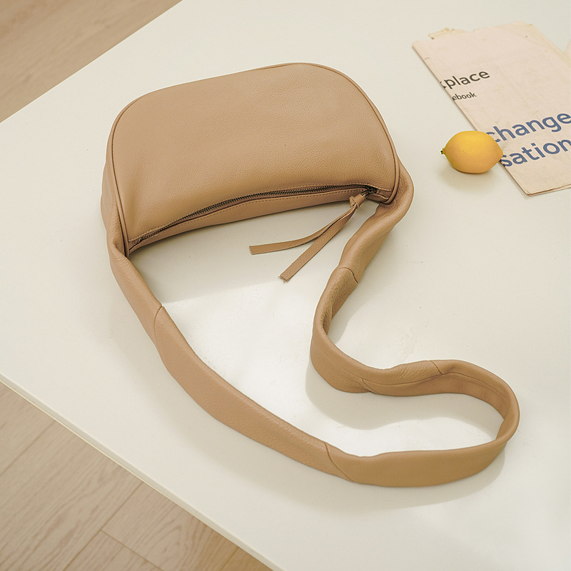 Ženska crossbody torbica od prave kože, polumjesnog oblika, velika kapaciteta