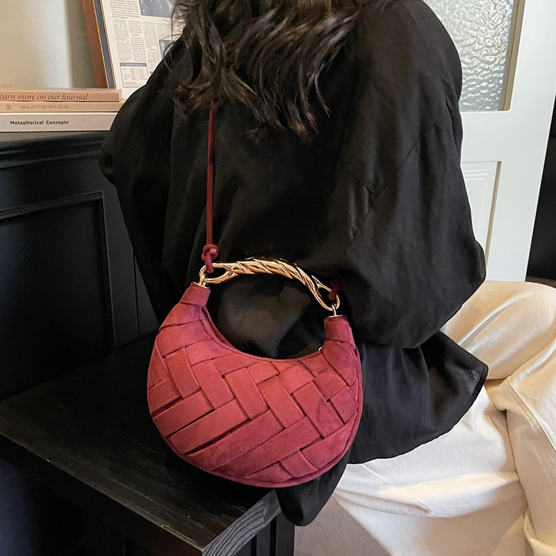 Pletena ramena torba od nubuk velura, elegantna crossbody torba s dizajnom u obliku polumjeseca, pogodna za svakodnevnu uporabu