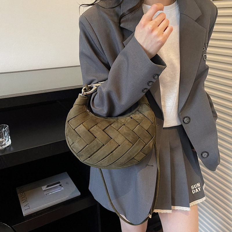 Pletena ramena torba od nubuk velura, elegantna crossbody torba s dizajnom u obliku polumjeseca, pogodna za svakodnevnu uporabu
