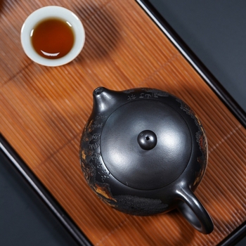 Ceainic Yixing din lut Zisha, cu peisaj montan pictat în galben, realizat manual de maestrul Xishi