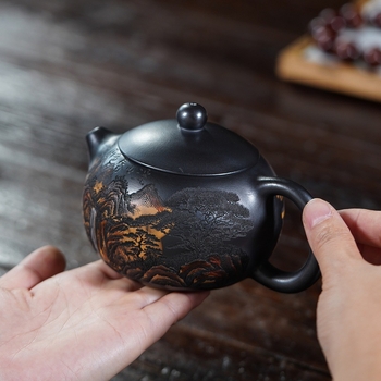 Ceainic Yixing din lut Zisha, cu peisaj montan pictat în galben, realizat manual de maestrul Xishi