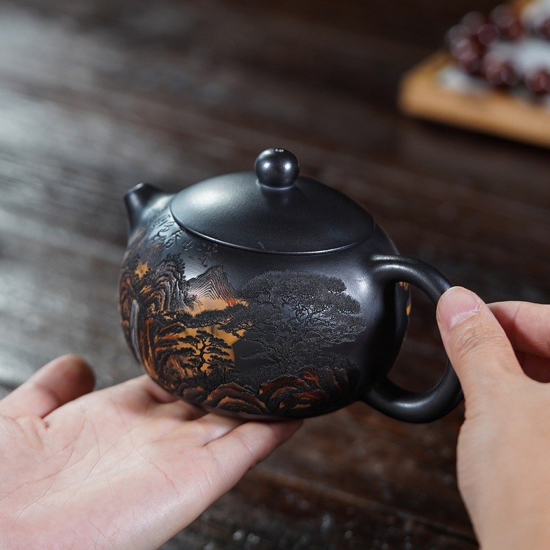 Ceainic Yixing din lut Zisha, cu peisaj montan pictat în galben, realizat manual de maestrul Xishi