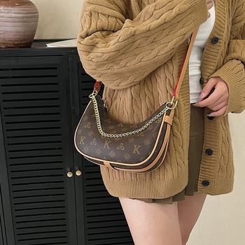 Ženska torbica u obliku polumjeseca s monogramom — lagani luksuz, svestrana za rukom, rameno ili crossbody nošenje