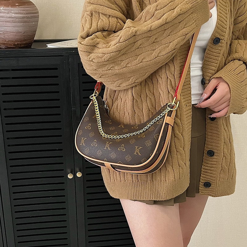 Ženska torbica u obliku polumjeseca s monogramom — lagani luksuz, svestrana za rukom, rameno ili crossbody nošenje