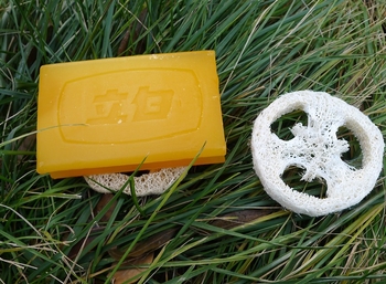 Set săpun cu loofah: suport săpun, cutie pentru săpun și floare de săpun