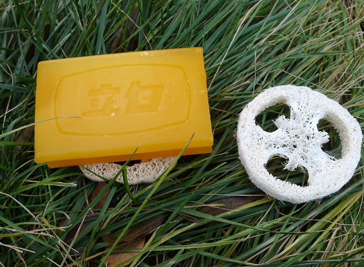 Set săpun cu loofah: suport săpun, cutie pentru săpun și floare de săpun