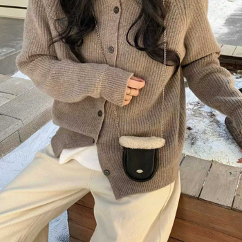 Ženska torbica od prave kože, mini bucket crossbody, s pliš detaljem, korejski stil, proljeće 2025