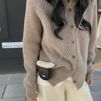 Ženska torbica od prave kože, mini bucket crossbody, s pliš detaljem, korejski stil, proljeće 2025