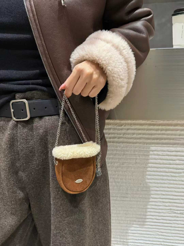 Ženska torbica od prave kože, mini bucket crossbody, s pliš detaljem, korejski stil, proljeće 2025