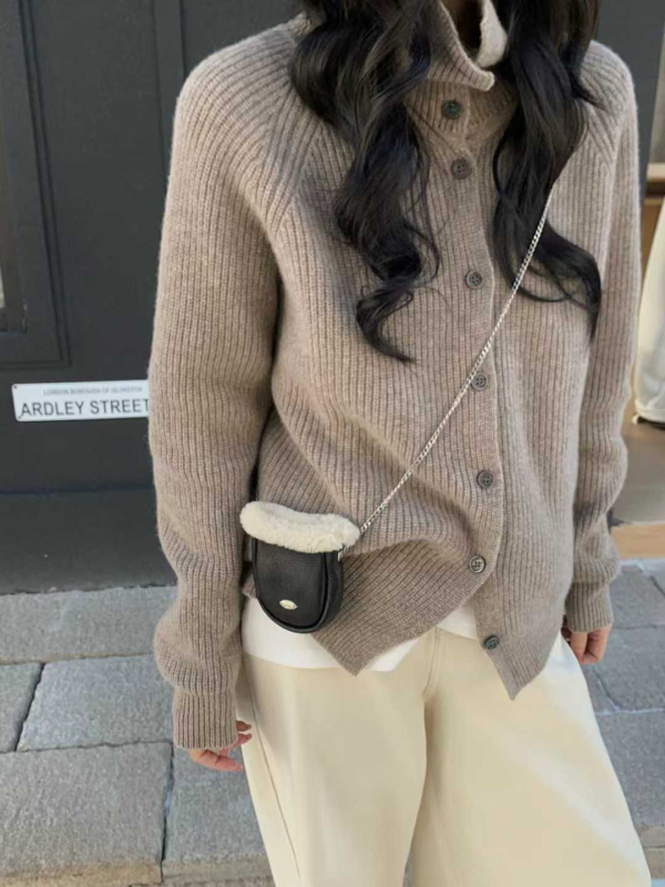 Ženska torbica od prave kože, mini bucket crossbody, s pliš detaljem, korejski stil, proljeće 2025