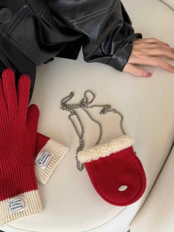 Ženska torbica od prave kože, mini bucket crossbody, s pliš detaljem, korejski stil, proljeće 2025