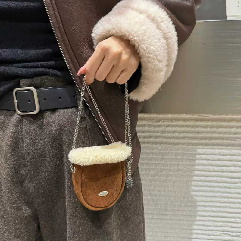 Ženska torbica od prave kože, mini bucket crossbody, s pliš detaljem, korejski stil, proljeće 2025